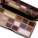 Swatch de Flamingo76 : Chocolate bar - Palette de fards à paupières, Too Faced