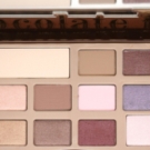 Swatch de Flamingo76 : Chocolate bar - Palette de fards à paupières, Too Faced