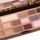 Swatch de Flamingo76 : Chocolate bar - Palette de fards à paupières, Too Faced
