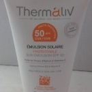 Swatch de Aruasiko : Emulsion Solaire SPF50, Thermaliv
