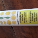 Swatch de Aruasiko : Shampoing Sec Citron - Nectar of Beauty de Les Cosmétiques Design Paris, Nectar of Beauty