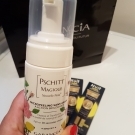 Swatch de L’étincelle de Jess : Pschitt Magique Nouvelle Peau - Micropeeling visage sans grain, Garancia