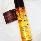 Swatch de L’étincelle de Jess : Huile Divine, Caudalie