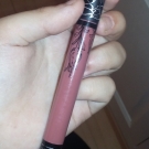 Swatch de cynthia-pineau : Everlasting Liquid Lipstick - Rouge à lèvres liquide, KAT VON D BEAUTY
