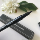 Swatch de alittleb : Sublimliner Eyeliner Feutre, L'Atelier du Sourcil