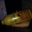 Swatch de Aglto : Richesse Suprême-Shampoing riche pour cheveux très sec, frisés ou crépus à l'huile de Burifi, Timotei