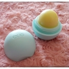 Swatch de Mzelle Cupcake : Baume à Lèvres Smoothie Sphere Lip Balm, Eos