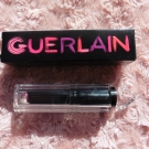 Swatch de Mzelle Cupcake : La Petite Robe Noire Le Rouge Délicieusement Brillant, Guerlain