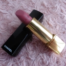 Swatch de Mzelle Cupcake : ROUGE ALLURE Velvet - Le Rouge Velours Lumineux, Chanel