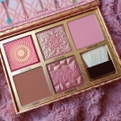Swatch de Mzelle Cupcake : Blush Bar - Palette blush et poudre bronzante, Benefit Cosmetics