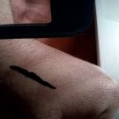 Swatch de Azrou6823 : Schwing Black Liquid Eyeliner, theBalm