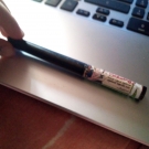 Swatch de Azrou6823 : Schwing Black Liquid Eyeliner, theBalm