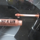 Swatch de joyblot : Away We Glow - Illuminateur de Teint Liquide, NYX