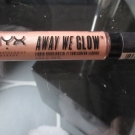 Swatch de joyblot : Away We Glow - Illuminateur de Teint Liquide, NYX