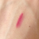 Swatch de Eatmacaroons : Le Crayon Rouge à Lèvres, Avril