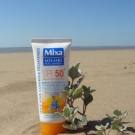 Swatch de Regardsurlescosmétiques : Protection enfant 1ères sorties au soleil, Mixa