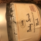 Swatch de Signecatseyes : Gommage aux sels de la Mer Morte, Sabon