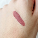 Swatch de Iletaitunebrune : Everlasting Liquid Lipstick - Rouge à lèvres liquide, KAT VON D BEAUTY