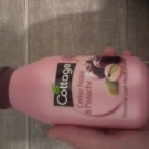 Swatch de lollipops : Douche Lait Hydratante Cerise Noire et Pistache, Cottage