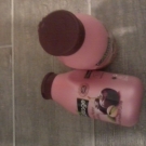 Swatch de lollipops : Douche Lait Hydratante Cerise Noire et Pistache, Cottage