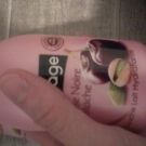 Swatch de lollipops : Douche Lait Hydratante Cerise Noire et Pistache, Cottage