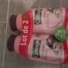 Swatch de lollipops : Douche Lait Hydratante Cerise Noire et Pistache, Cottage