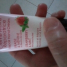 Swatch de lollipops : Crème Mains Réparatrice Fraise Menthe, Cottage