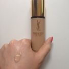 Swatch de nadia : Touche Éclat Le Teint - Fond de Teint, Yves Saint Laurent