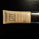 Swatch de Douceurapaillettes : Fond de teint City Radiance, Bourjois