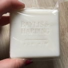 Swatch de Douceurapaillettes : Savin - black pepper & ginseng, Baylis & Harding