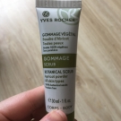 Swatch de Douceurapaillettes : Gommage végétal poudre d'abricot, Yves Rocher