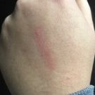 Swatch de Douceurapaillettes : Rouge à lèvres - Luminelle, Yves Rocher