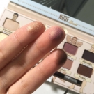 Swatch de Saraaze : Palette de fards à paupières, theBalm