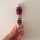 Swatch de From.kat : Instant Anti Age l'Effaceur Yeux, Maybelline New York