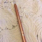 Swatch de From.kat : Crayon contour lèvres champagne, Innoxa