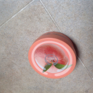 Swatch de From.kat : Beurre corporel pêche de vigne, The Body Shop