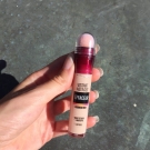 Swatch de From.kat : Instant Anti Age l'Effaceur Yeux, Maybelline New York