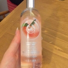 Swatch de From.kat : Pêche de vigne brume corporelle, The Body Shop