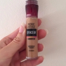 Swatch de From.kat : Instant Anti Age l'Effaceur Yeux, Maybelline New York