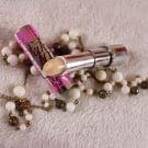 Swatch de Mama Fashionista : Fakeup Anticernes Hydratant, Benefit Cosmetics