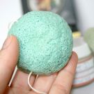 Swatch de ChoupnBeauty : Eponge Konjac Menthe Poivrée, Lady Green