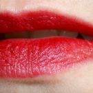 Swatch de ChoupnBeauty : Le Crayon Rouge à Lèvres, Avril