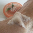 Swatch de lesenviesdetalie : Gommage Corporel Pêche De Vigne, The Body Shop