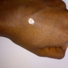 Swatch de shoppinggirl : Away We Glow - Illuminateur de Teint Liquide, NYX