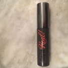 Swatch de Ophé01 : They're Real! - Mascara volumateur et allongeant, Benefit Cosmetics