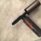 Swatch de Ophé01 : They're Real! - Mascara volumateur et allongeant, Benefit Cosmetics