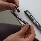 Swatch de lestresorsdelaura : Dagger Tattoo Liner, Kat Von D