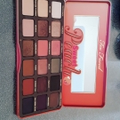 Swatch de little flower : Sweet Peach Palette de fards à paupières, Too Faced