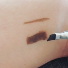 Swatch de little flower : Ka-BROW! - Gel crème coloration sourcils, Benefit Cosmetics
