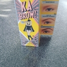 Swatch de little flower : Ka-BROW! - Gel crème coloration sourcils, Benefit Cosmetics